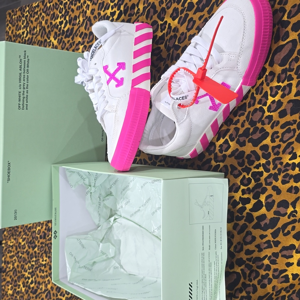 OFF-WHITE